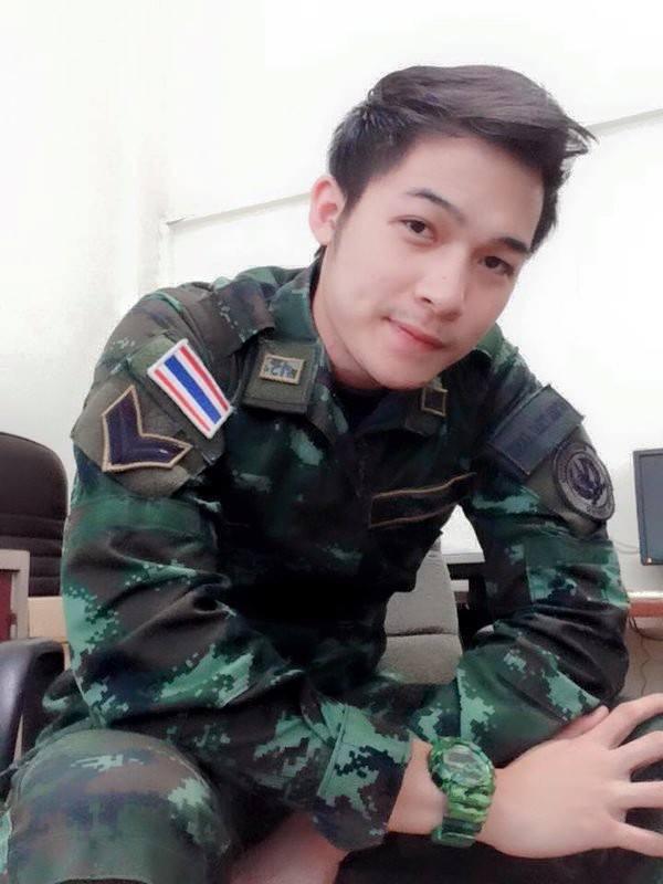 ทหารหล่อ