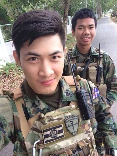 ทหารหล่อ