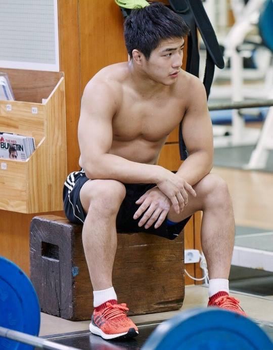 ให้ดูรองเท้าค่ะ 1,961