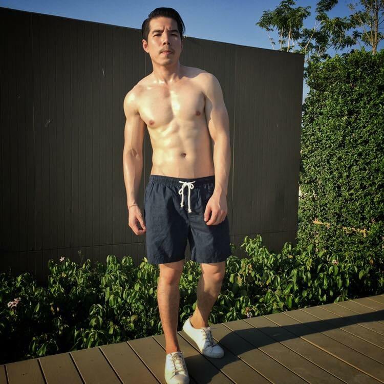 ให้ดูรองเท้าค่ะ 1,961