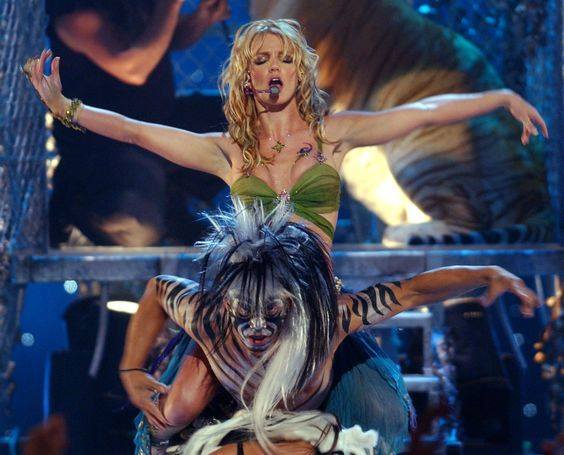 เพลงที่มีงูออกมาของ เจ้าเหญิง บริทนีย์ สเปรียส์ (Britney Spears - I'm A Slave 4 U - VMA Awards The Queen Of Pop)