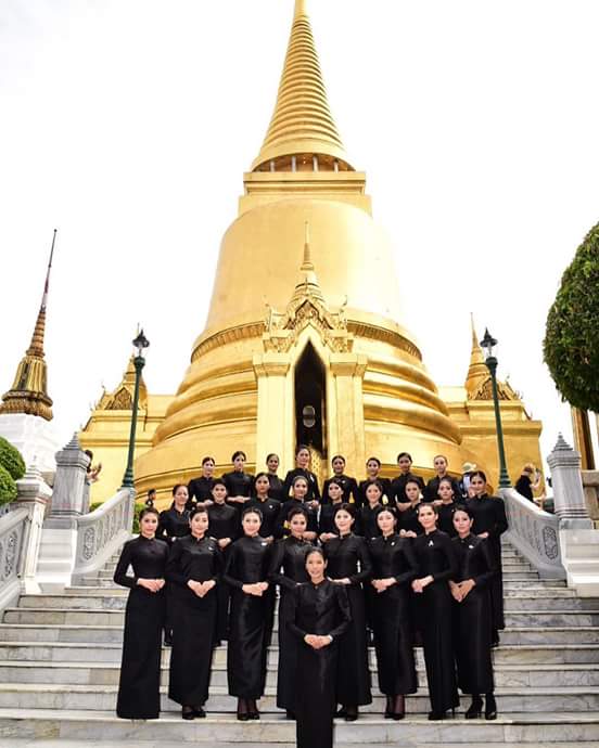 คณะผู้เข้าประกวด Miss Tourism Queen Thailand 2017 เข้ากราบถวายสักการะพระบรมศพพระบาทสมเด็จพระปรมินทรมหาภูมิพลอดุลยเดช