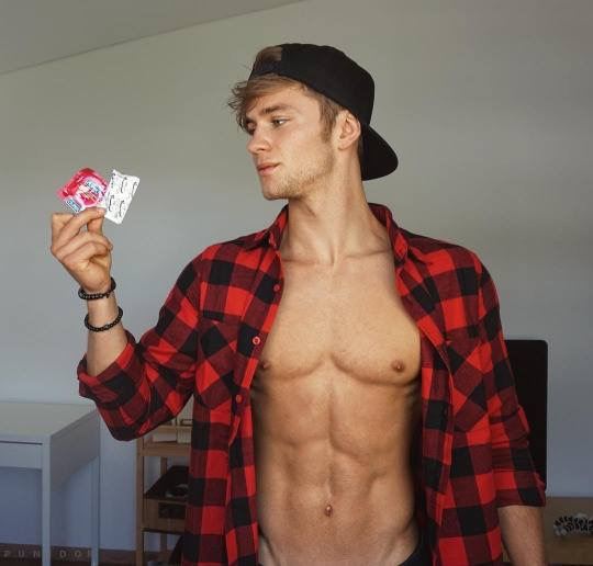 ผู้ชายโชว์ของ 2,031