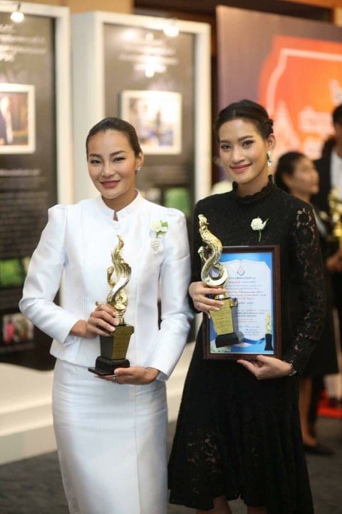 พริ้ม จันทร์ทิพย์ แสงรังษี ได้รับรางวัลยูงทอง สาขาเยาวชนต้นแบบ กับองคมนตรี ในหลวงรัชกาลที่ 9 ในงานเชิดชูเกียรติคุณคนของแผ่นดิน ปี2560