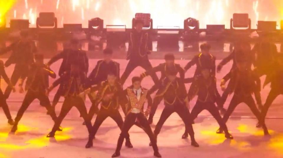 [รูปพร้อมคลิป] ดูชัดๆช็อตต่อช็อต วินาที"ยุนโฮ TVXQ"งูโผล่กลางเวทีคอนเสิร์ต..