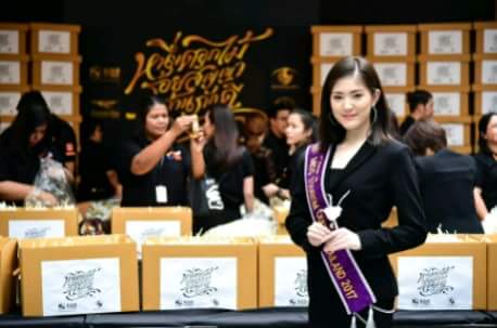 มอร์แกน  MISS TOURISM QUEEN THAILAND 2017 และ เหวิน รองฯอันดับ 4 ร่วมบรรจุดอกไม้จันทร์