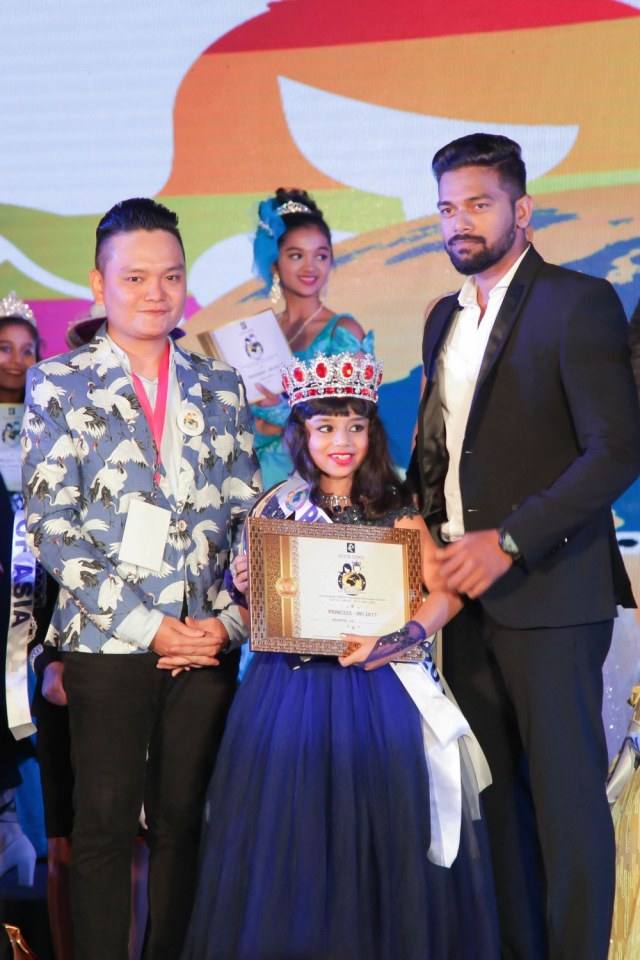 Koolcheng Trịnh T&uacute; Trung win award "Most Asian Children's Favourite Artist"