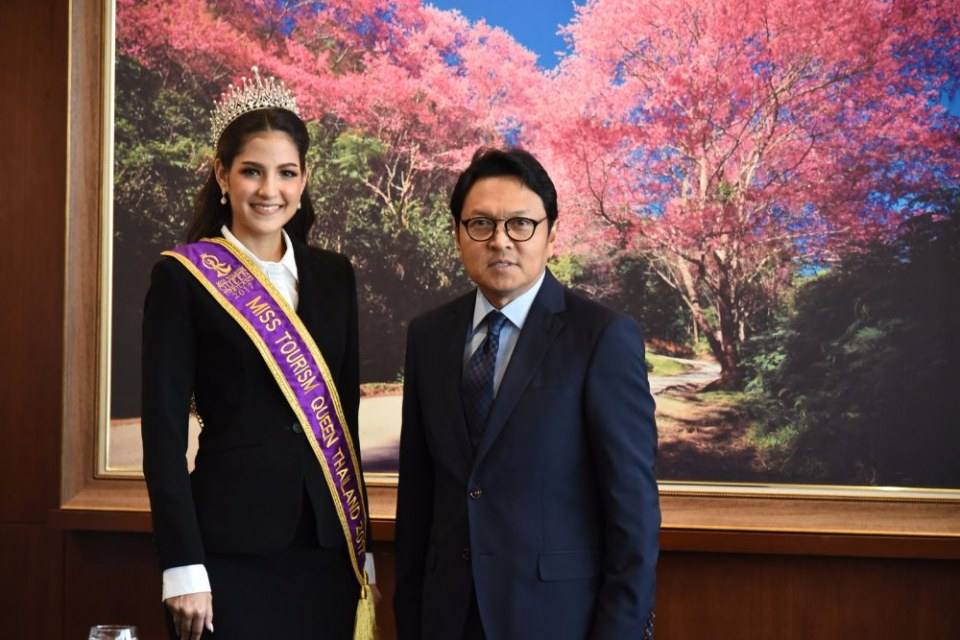 Miss Tourism Queen Thailand 2017 เข้าพบ คุณธเนศวร์ เพชรสุวรรณ รองผู้ว่าการฯ ททท. เพื่อขอคำแนะในในการประชาสัมพันธ์การท่องเที่ยวก่อนไปประกวดที่จีน ในช่วงเดือนพฤศจิกายน 2560 นี้