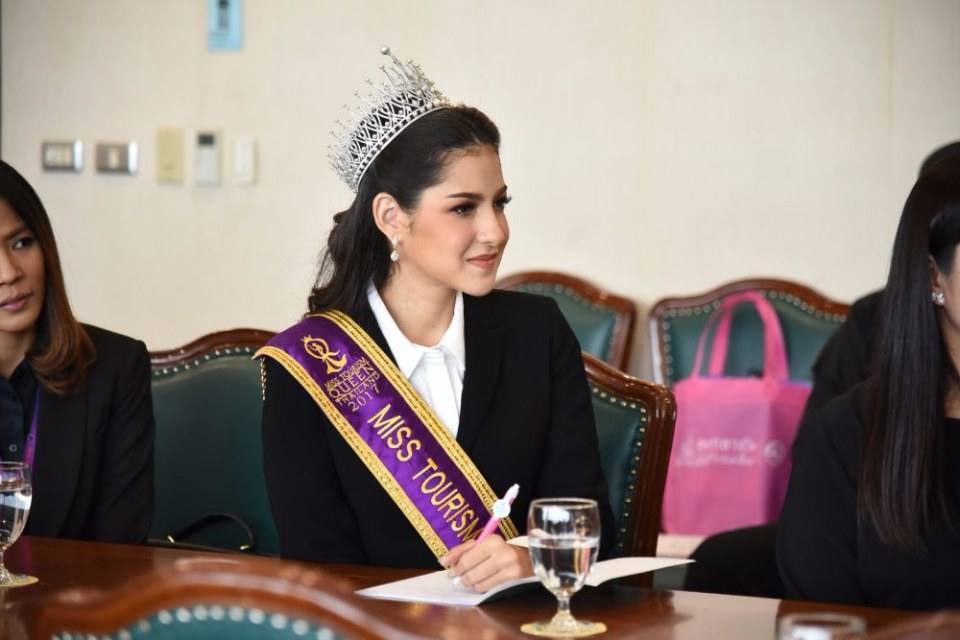 Miss Tourism Queen Thailand 2017 เข้าพบ คุณธเนศวร์ เพชรสุวรรณ รองผู้ว่าการฯ ททท. เพื่อขอคำแนะในในการประชาสัมพันธ์การท่องเที่ยวก่อนไปประกวดที่จีน ในช่วงเดือนพฤศจิกายน 2560 นี้