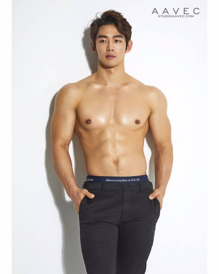 ถอดโชว์เรือนร่าง 1818