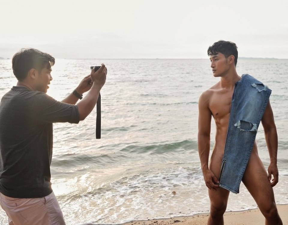 หนุ่มหล่อเซ็กซี่เป้าตุงริมชายหาด
