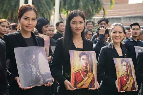 คณะ Miss Tourism Queen Thailand 2017 ร่วมยืนสงบนิ่งเป็นเวลา 89 วินาที แสดงความไว้อาลัยแด่ในหลวงรัชกาลที่๙