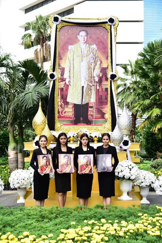 คณะ Miss Tourism Queen Thailand 2017 ร่วมยืนสงบนิ่งเป็นเวลา 89 วินาที แสดงความไว้อาลัยแด่ในหลวงรัชกาลที่๙