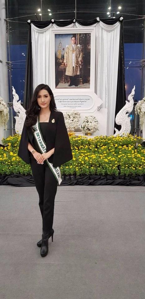 น้องลูกปัด Miss International Thailand 2017 กราบเบื้องหน้าพระบรมฉายาลักษณ์ พระบาทสมเด็จพระปรมินทรมหาภูมิพลอดุลยเดช บรมนาถบพิตร (ในหลวงรัชกาลที่ ๙)