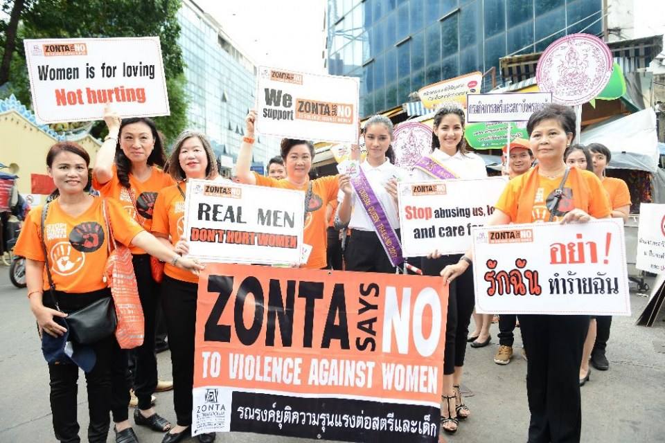 คณะ Miss Tourism Queen Thailand 2017 ร่วมงานแถลงข่าวจัดงานรณรงค์ยุติความรุนแรงต่อเด็ก สตรี และบุคคลในครอบครัว ประจำปี พ.ศ. 2560