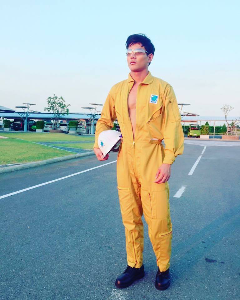 บุรุษแหวกอก ชะนีกระทกรกแตกตื่น 2,391