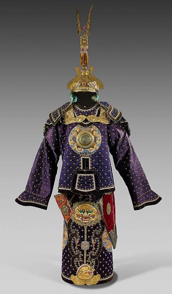 ฉลองพระองค์ฮ่องเต้: เสื้อคลุมมังกรและสัญลักษณ์แห่งองค์จักรพรรดิ