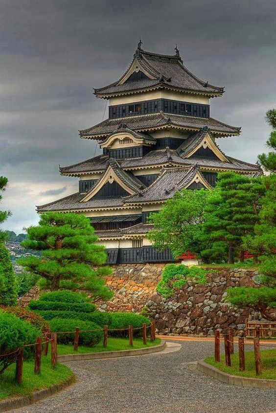 ปราสาทคุมาโมโต้ (Kumamoto Castle) สร้างขึ้นในปี ค.ศ.1607 เป็นปราสาทที่สำคัญมากแห่งหนึ่งของญี่ปุ่น