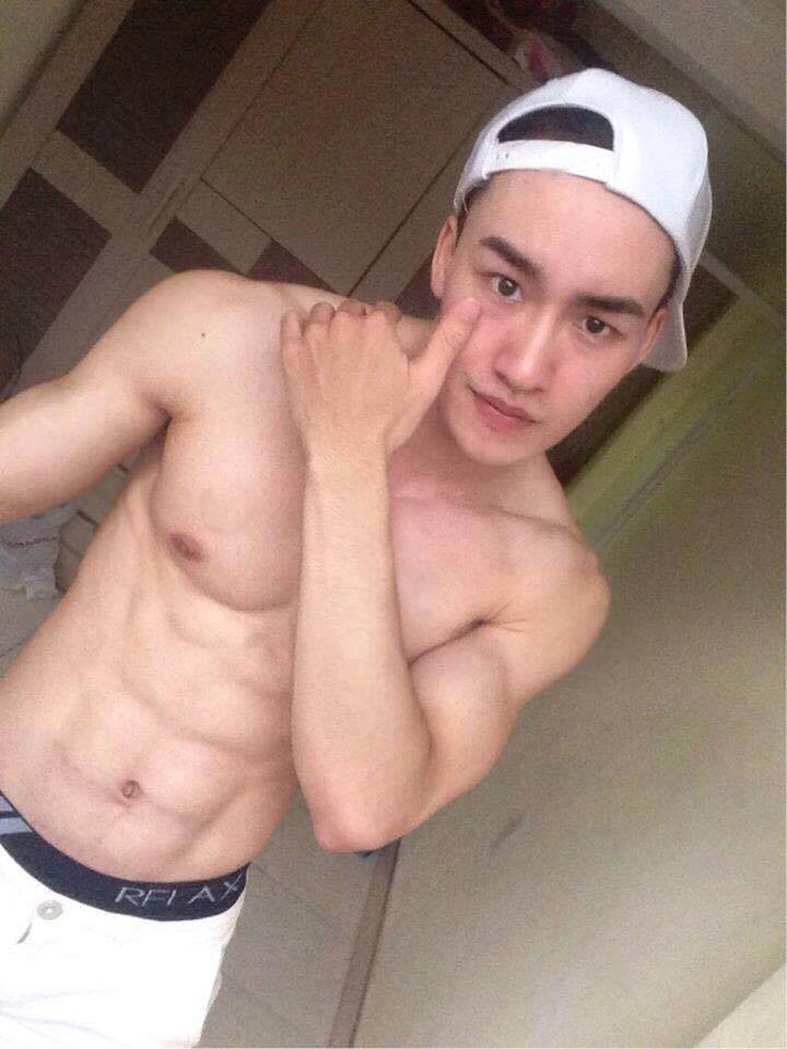 ผู้ชายที่เอามือไว้ละแวกเดียวกับหน้า 2,423