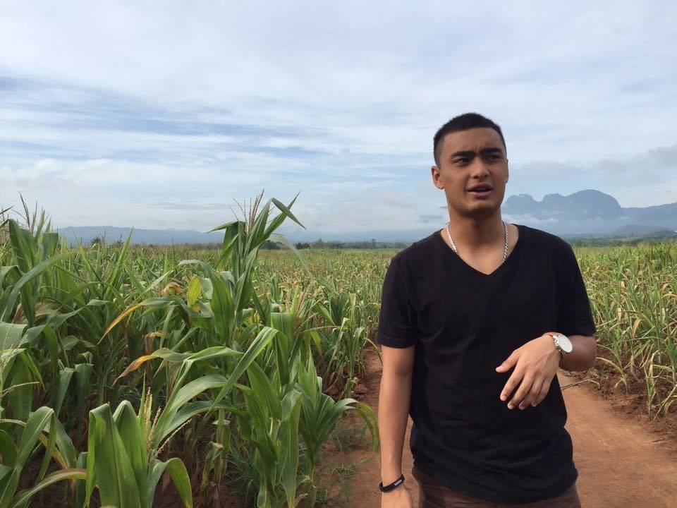 ผู้ชายที่มีท่าทีกำลังเดินมาหาเรา 2,425