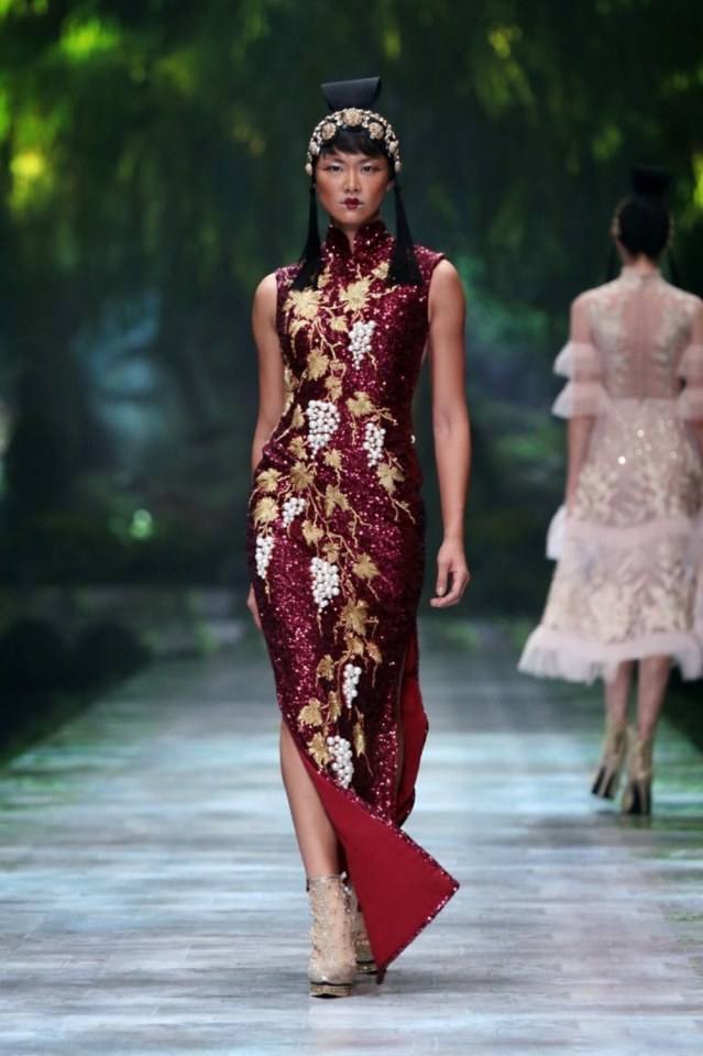 คอลเลคชั่น "Blissful Blossom" เป็นชุดที่ได้แรงบันดาลใจจากเครื่องประดับแบบดั้งเดิมของจักรพรรดิจีน