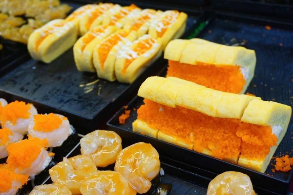 ชี้เป้า ซูชิราคาหลักสิบอร่อยเกินคุ้ม ไข่หวานบ้านซูชิ by ข้าวนิ่มซูชิ ศูนย์อาหารแฮปปี้แลนด์ บางกะปิ