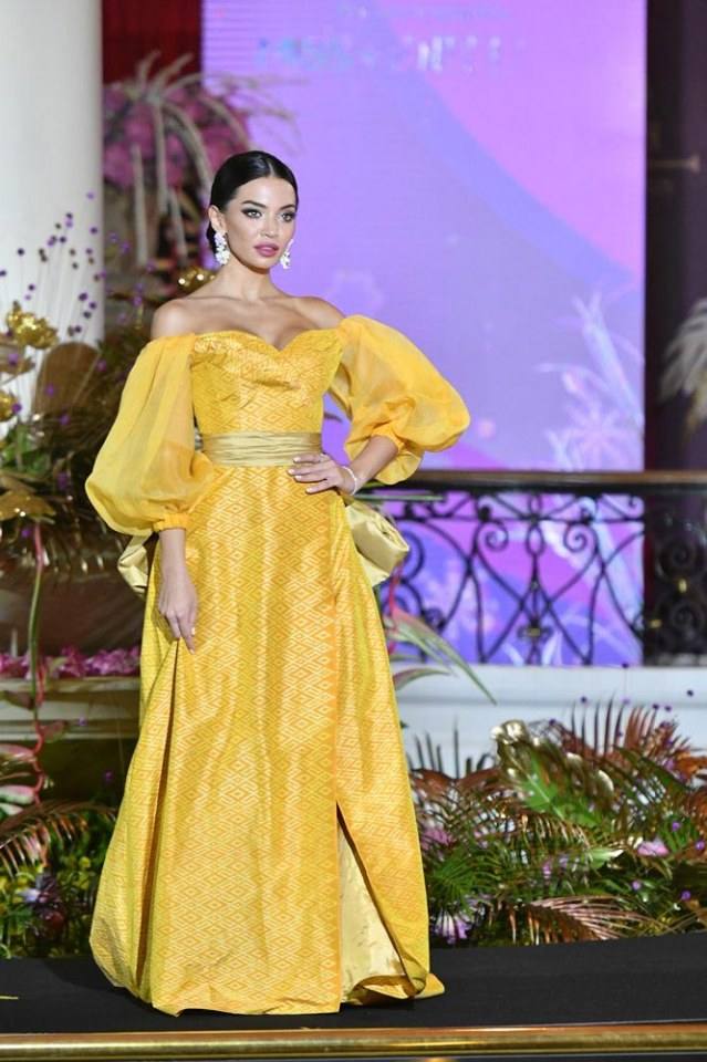 Miss Universe 2018 งามสวยสง่าในชุดราตรีผ้าไหมไทย จากงาน Thai Night