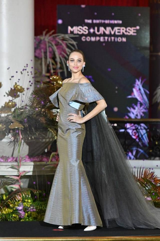 Miss Universe 2018 งามสวยสง่าในชุดราตรีผ้าไหมไทย จากงาน Thai Night