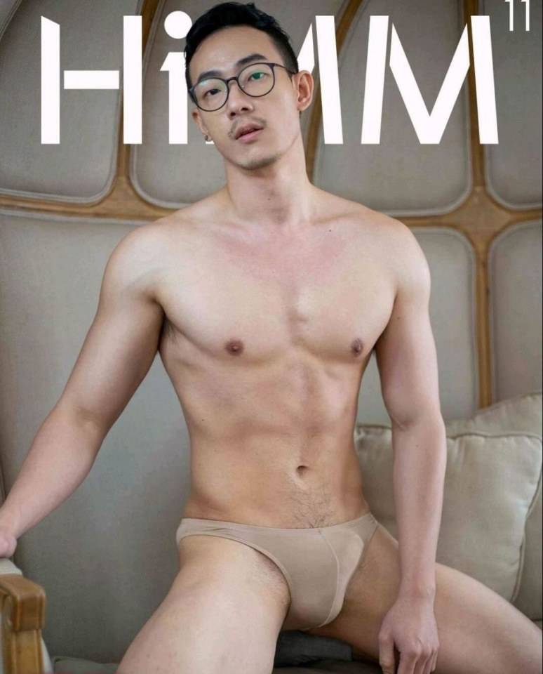 หนุ่มหล่อขึ้นปก 142