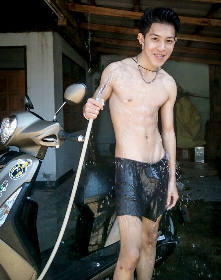 ดีต่อใจ#515หนุ่มหล่อ..ล้างรถ