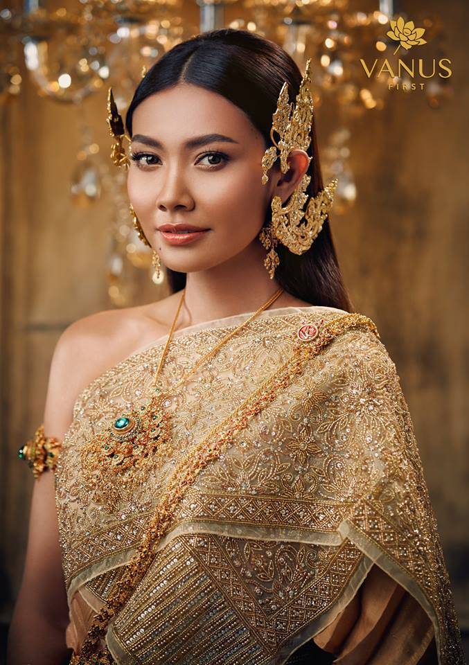 แก้ม วิชญาณี  เปียกลิ่น งามสง่าในชุดไทย Vanus Couture - วนัช กูตูร์ #Thailand