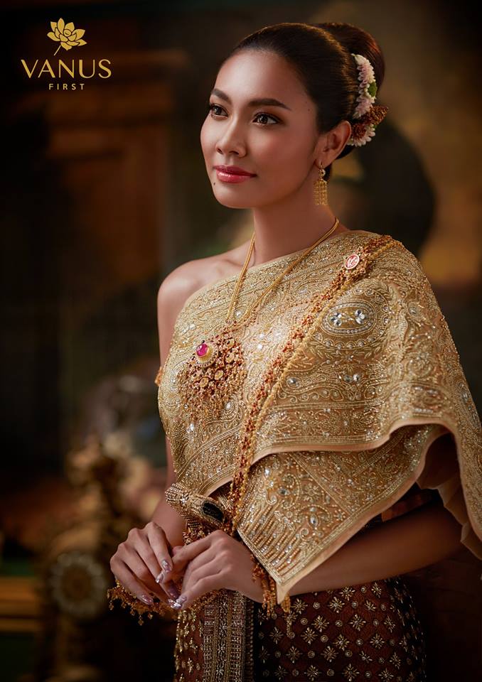 แก้ม วิชญาณี  เปียกลิ่น งามสง่าในชุดไทย Vanus Couture - วนัช กูตูร์ #Thailand