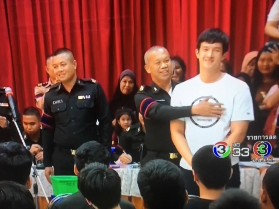 เจมส์ มาร์ จับ ใบดำ