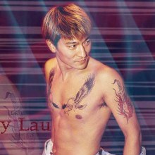 ดาราชายฮ่องกงถอดเสื้อโชว์แผงอก