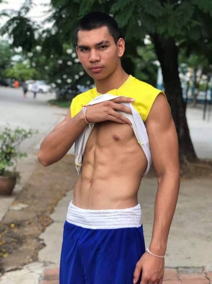 เลียนักมวย