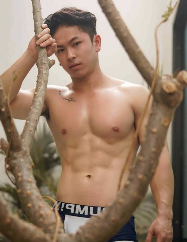 หนุ่มหล่อขึ้นปก 339