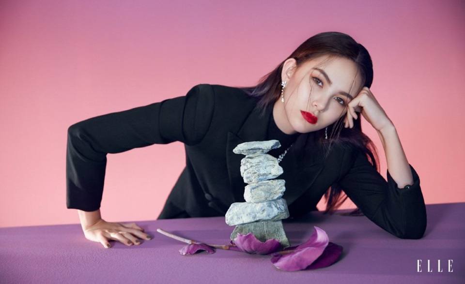 Hannah Quinlivan @ ELLE Singapore December 2019