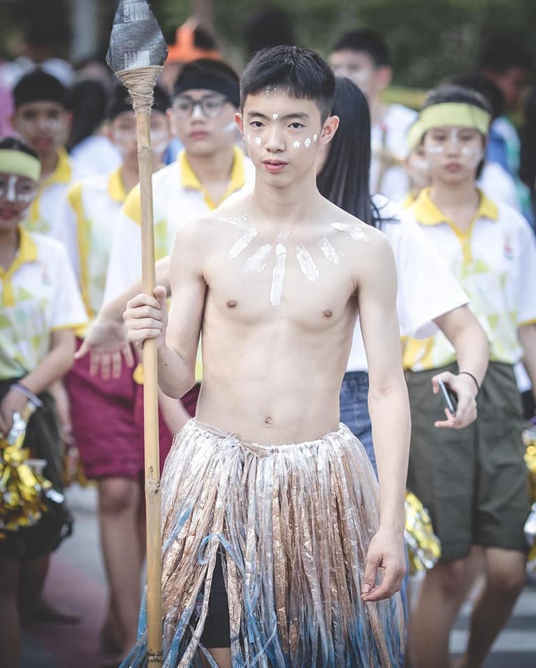 สำเนียงส่อภาษากิริยาส่งสกุล๛ความพยายามอยู่ที่ใดความสำเร็จก็จักอยู่นั่นแล๛ดีชั่วอยู่ที่ตัวทำสูงต่ำอยู่ที่ลูกเต๋า เอ้ย! ทำตัว ( โอมมณีปัทเมหุม ) : 75