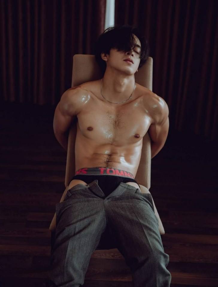 หนุ่มหล่อขึ้นปก 480