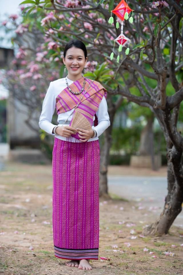 ชุดอีสาน Isan traditional costume.