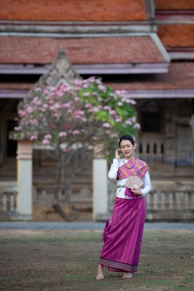 ชุดอีสาน Isan traditional costume.