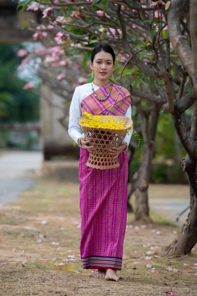 ชุดอีสาน Isan traditional costume.