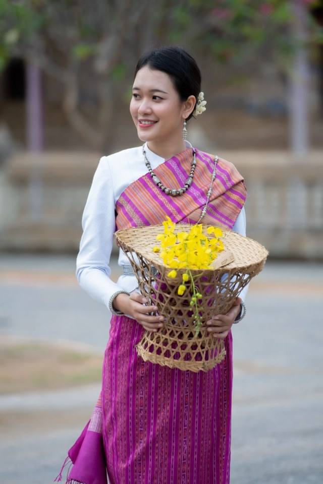 ชุดอีสาน Isan traditional costume.