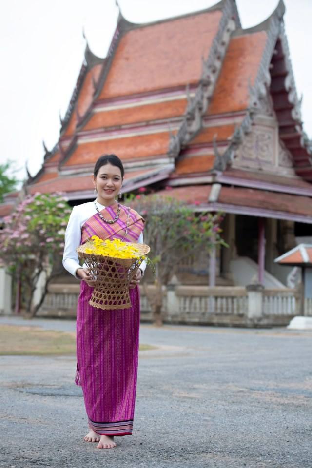 ชุดอีสาน Isan traditional costume.