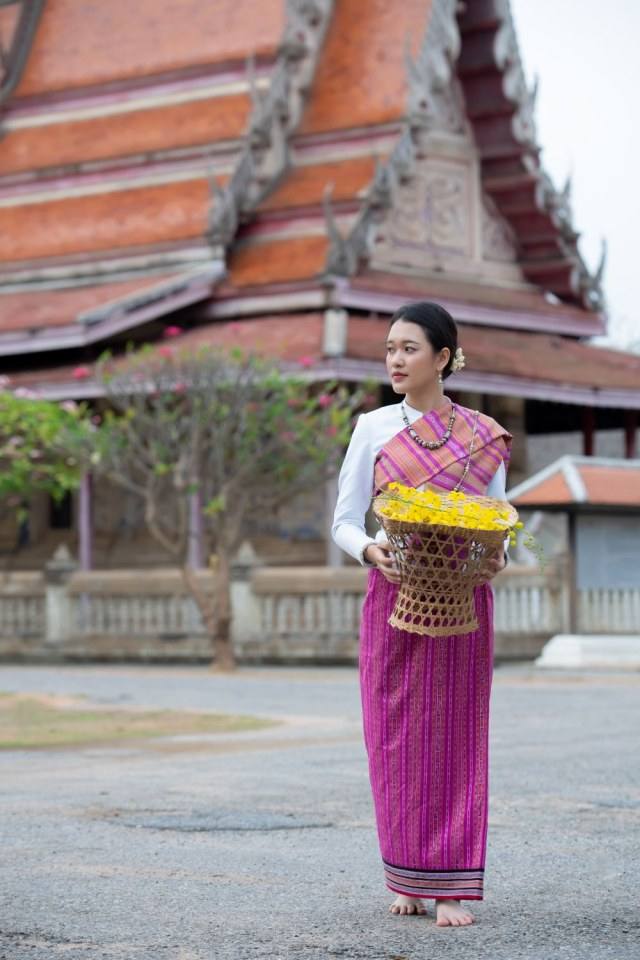 ชุดอีสาน Isan traditional costume.