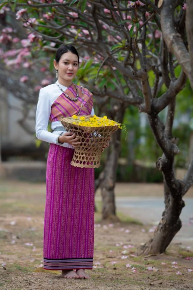 ชุดอีสาน Isan traditional costume.