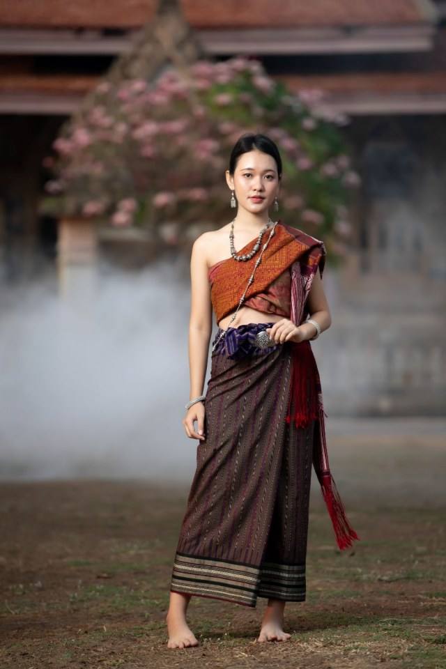 ชุดอีสาน Isan traditional costume.