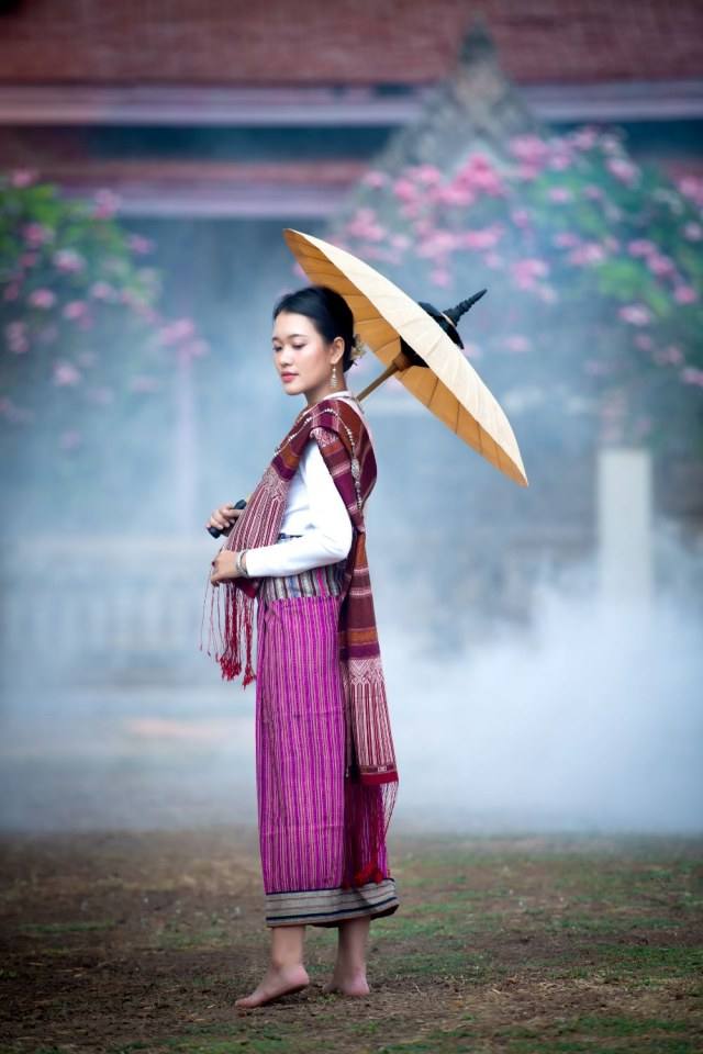 ชุดอีสาน Isan traditional costume.