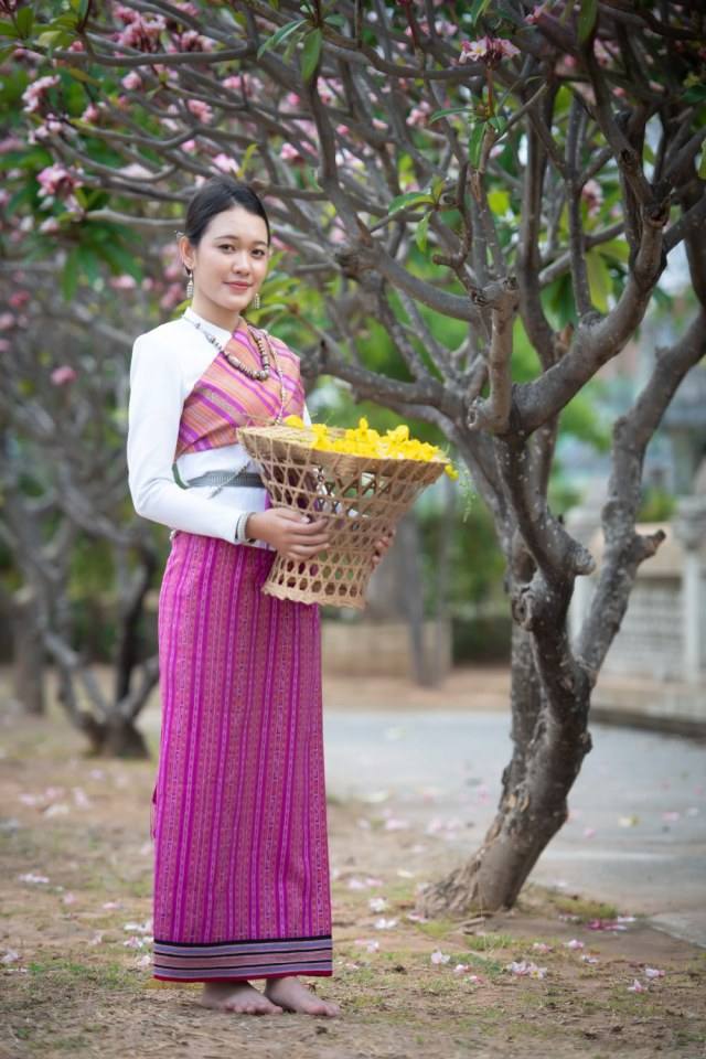 ชุดอีสาน Isan traditional costume.