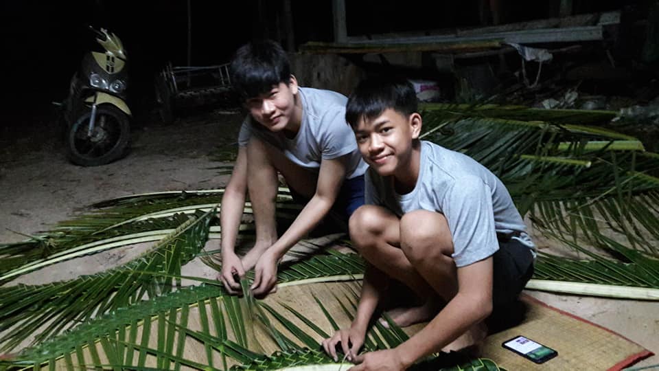 Thai handiwork - coconut leaves folding by ภูผา แม่น้ำ ม่านหมอก